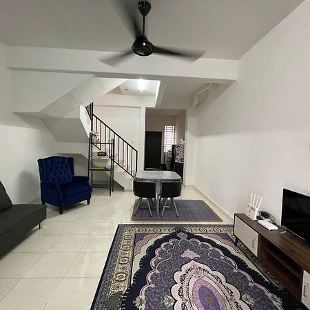 D'Cahaya Homestay باتو باهات المظهر الخارجي الصورة